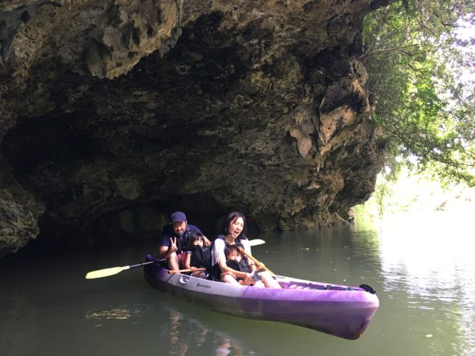 カヌーでマングローブを進めば、そこには秘境の洞窟